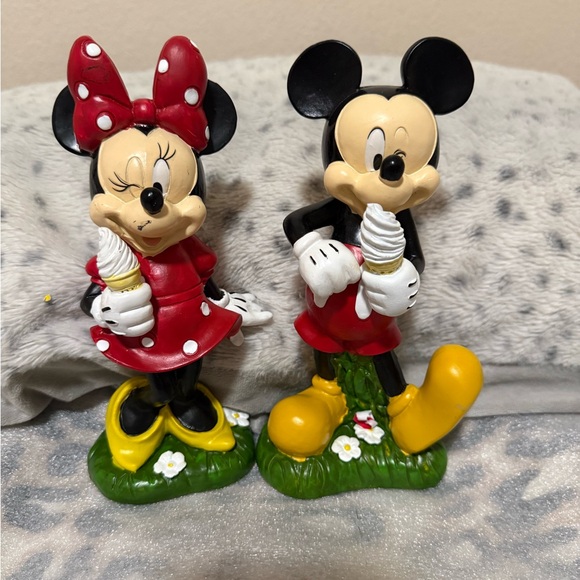 Disney CollectiblesMickey and Minnie Mouse Figurines - Red and Yellow size 8